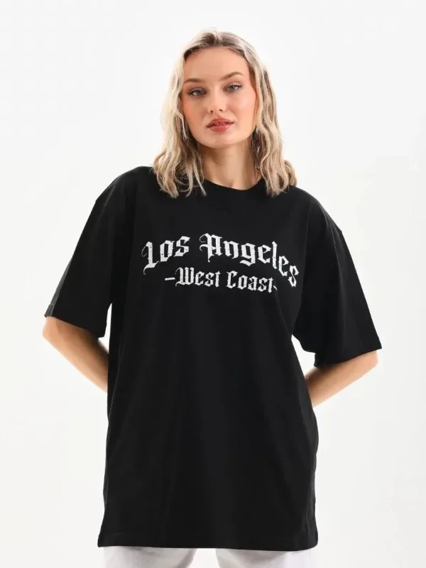 Damski oversize T-shirt czarny, dekolt w serek, nadruk 1