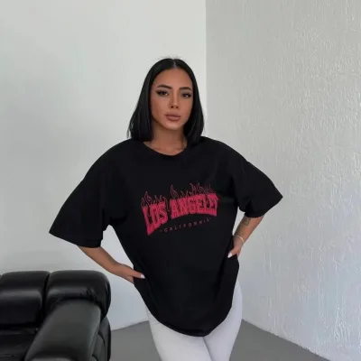 Damski Czarny Oversize Koszulka z Nadrukiem Los Angeles i Dekoltem w Serek 1