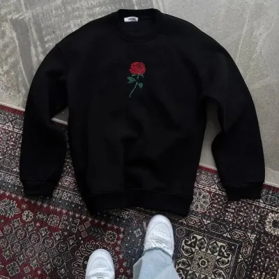Dámský černý oversized bavlněný sweatshirt s kapucí a potiskem růže 4