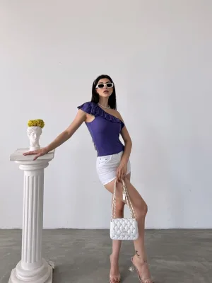 Ljubičasta bluza s volanom na jednom ramenu