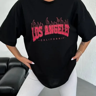 Damski Czarny Oversize Koszulka z Nadrukiem Los Angeles i Dekoltem w Serek 4