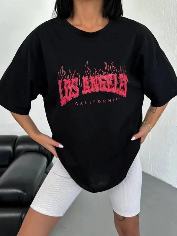 Damski Czarny Oversize Koszulka z Nadrukiem Los Angeles i Dekoltem w Serek 4