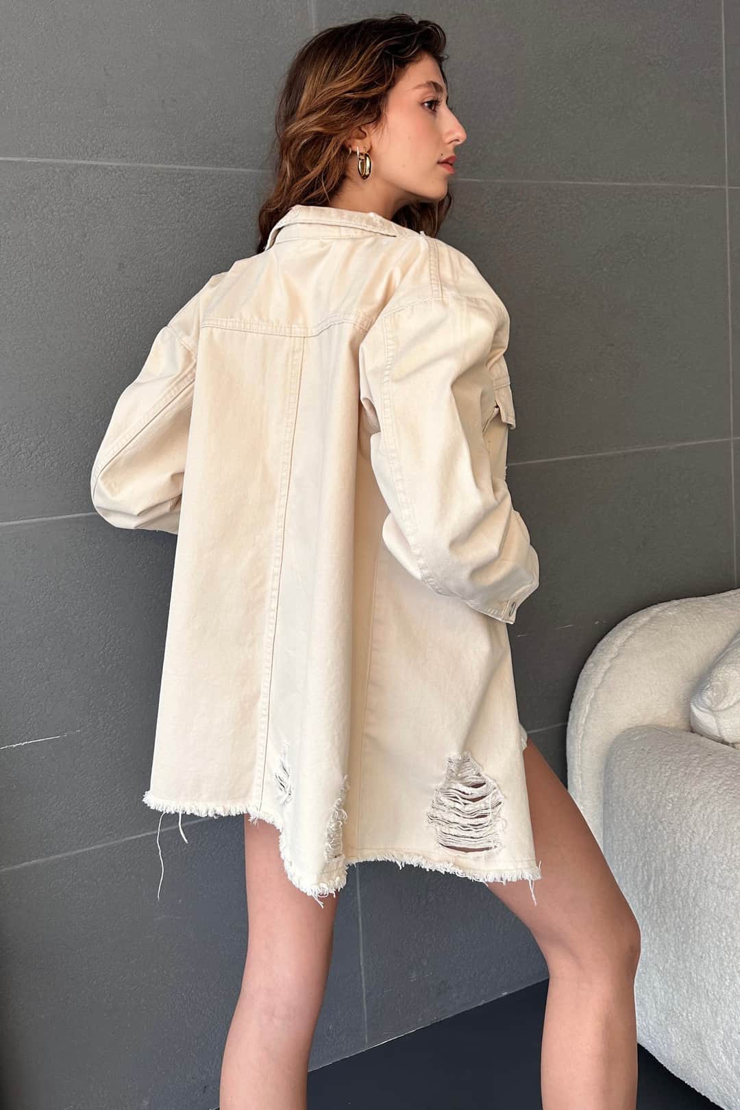 Oversize Košulja Jakna s Dva Džepa i Poderotinama Bež 4