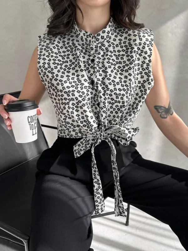 Bijeli crop top s cvjetnim uzorkom i vezanjem