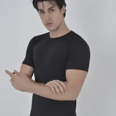მამაკაცის შავი Slimfit მხარზე ბადიანი ველოსიპედის საყელოიანი მოკლე სახელოიანი მაისური 1