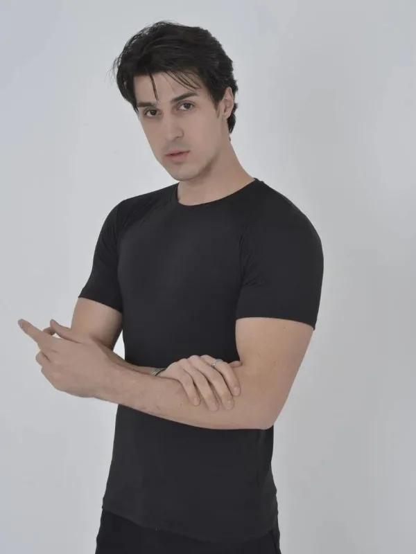 მამაკაცის შავი Slimfit მხარზე ბადიანი ველოსიპედის საყელოიანი მოკლე სახელოიანი მაისური 1