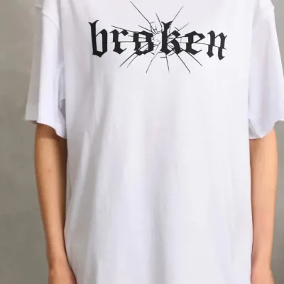 Damski oversize T-shirt biały, dekolt w serek, nadruk 3