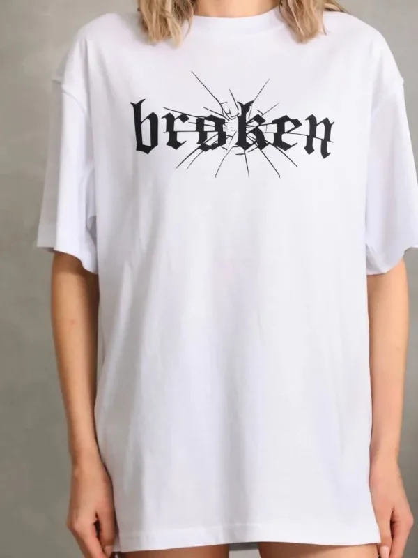 Damski oversize T-shirt biały, dekolt w serek, nadruk 3
