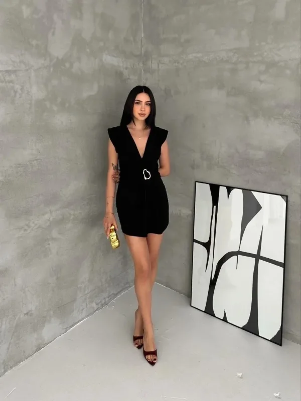 Dámské černé drapované křížové mini šaty s elegantní přezkou 2