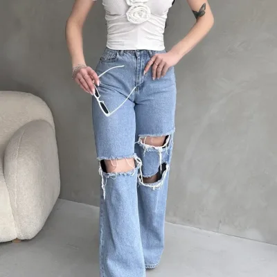 Bílý crop top s výstřihem do lodičky a růžovým detailem 2