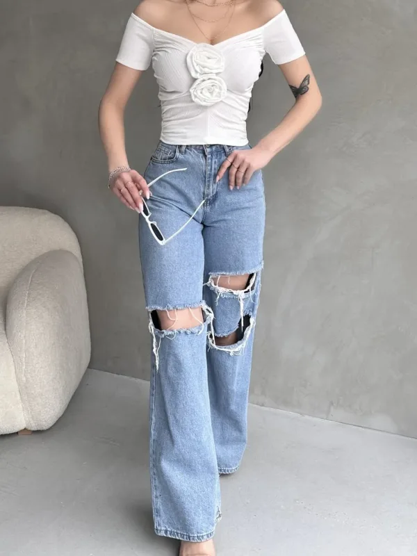 Bílý crop top s výstřihem do lodičky a růžovým detailem 2