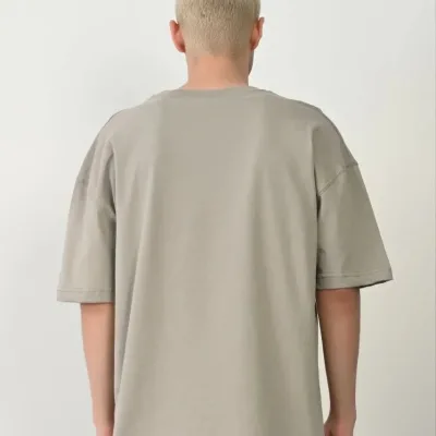 Tîşorta Mêran a Gewr a Oversize Bi Stûyê Bisîkletê û Çapkirî 4