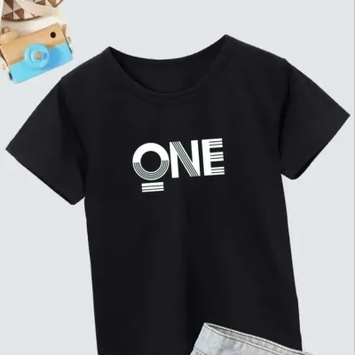 Детска машка црна памучна маица со принт и тркалезен деколте 1