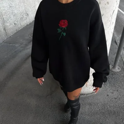 Dámský černý oversized bavlněný sweatshirt s kapucí a potiskem růže 2