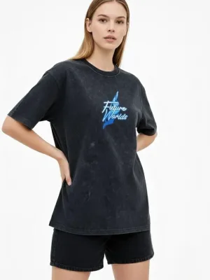 Damski czarny oversize T-shirt z kwasowym wykończeniem, dekolt w serek, krótki rękaw