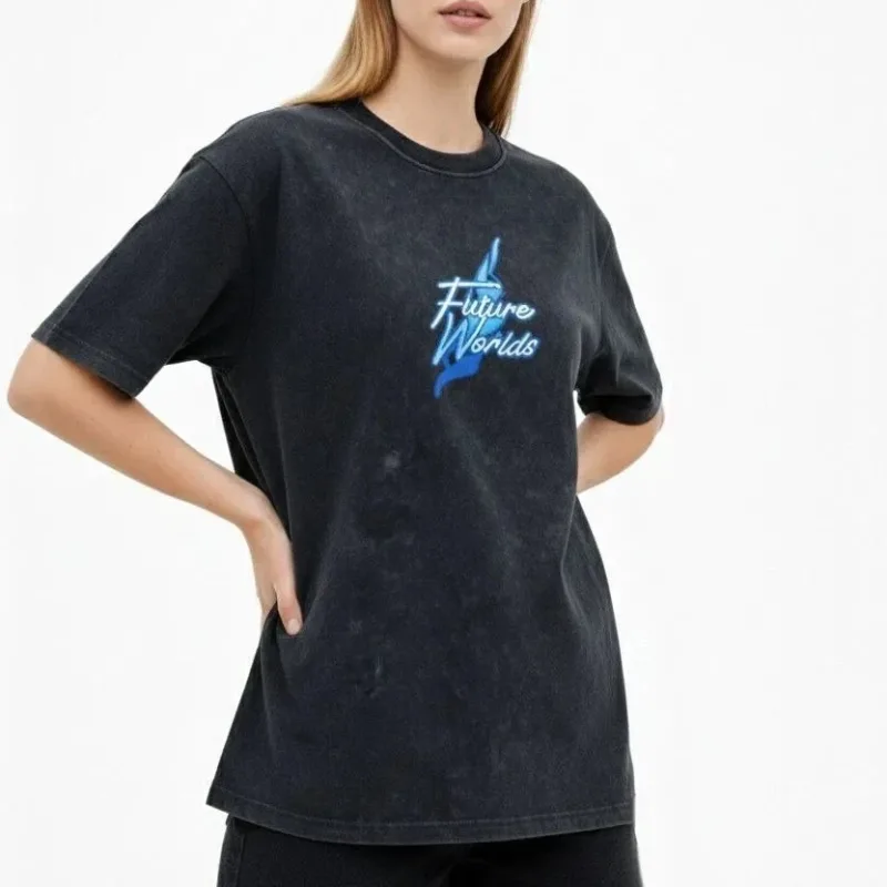 Damski czarny oversize T-shirt z kwasowym wykończeniem, dekolt w serek, krótki rękaw