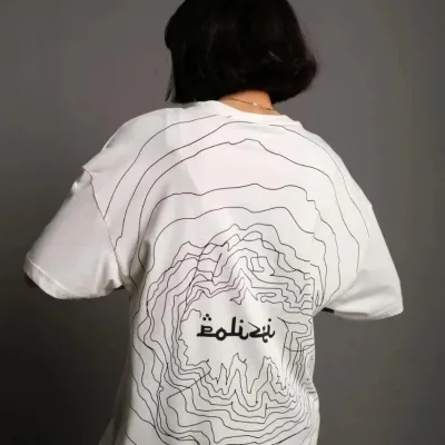 Damski oversize T-shirt biały, dekolt w serek, nadruk na plecach 1