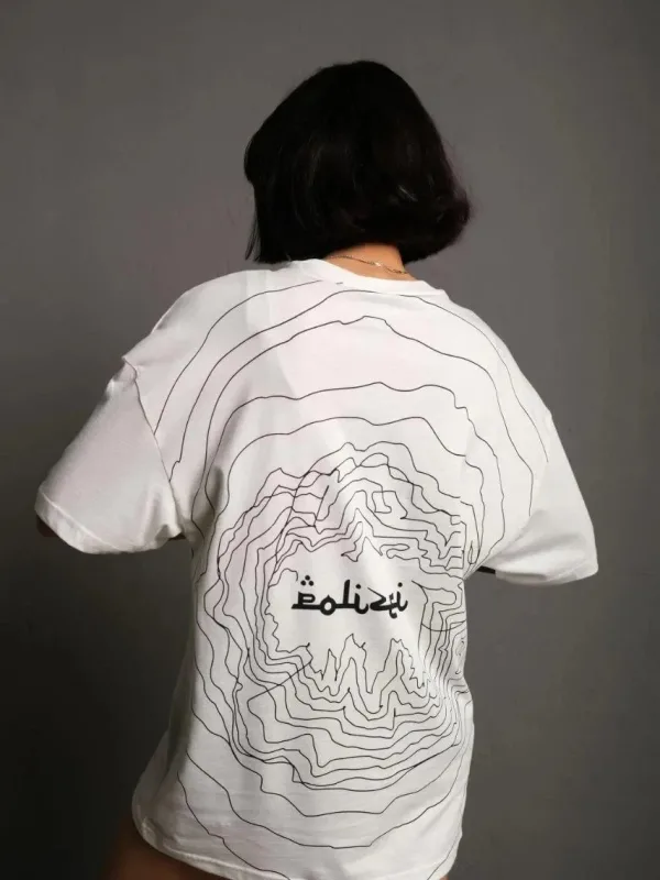 Damski oversize T-shirt biały, dekolt w serek, nadruk na plecach 1