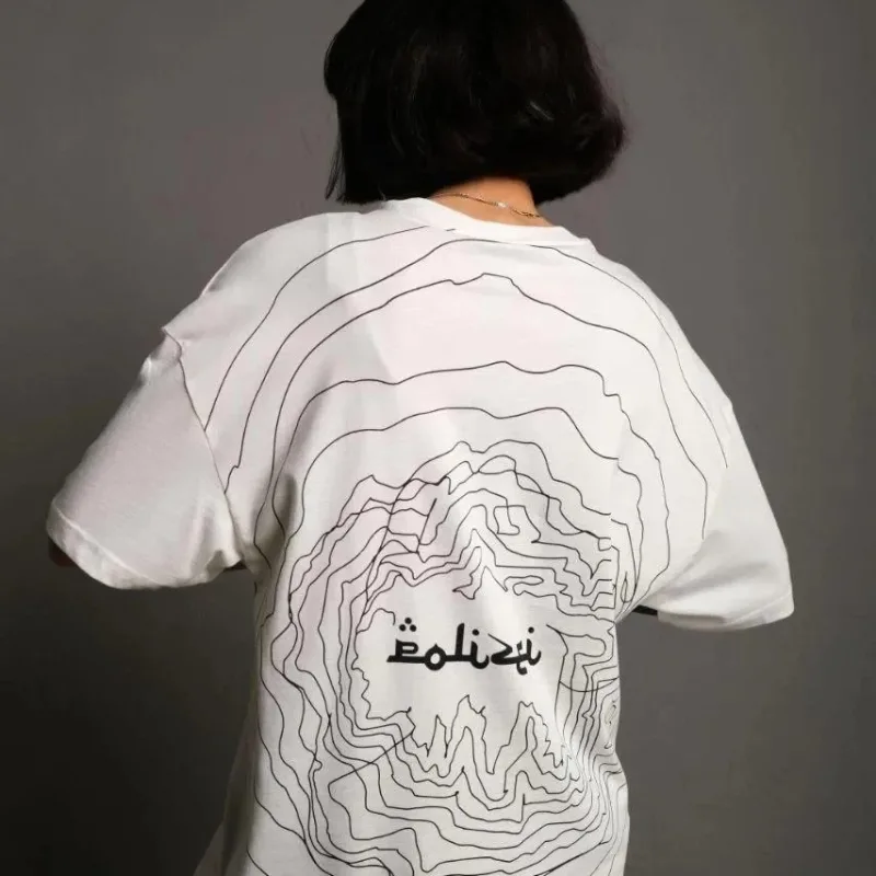 Damski oversize T-shirt biały, dekolt w serek, nadruk na plecach