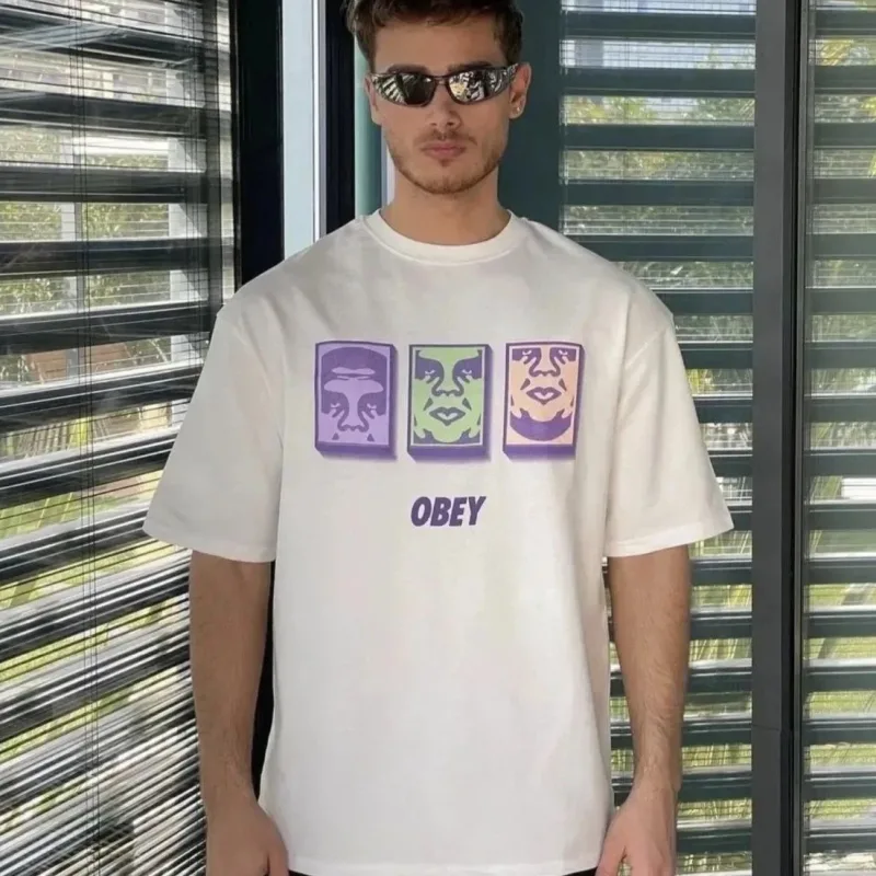 Bluzë me mëngë të shkurtra për meshkuj, e bardhë, oversize, me jakë biçiklete dhe printim