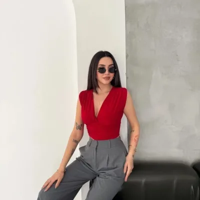 Ženska crvena V izrez sa jastučićima bez rukava drapirani likra crop bluza 3