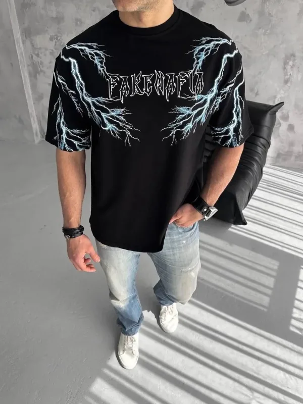 Pánske čierne oversized tričko s potlačou blesku a cyklistickým výstrihom 2