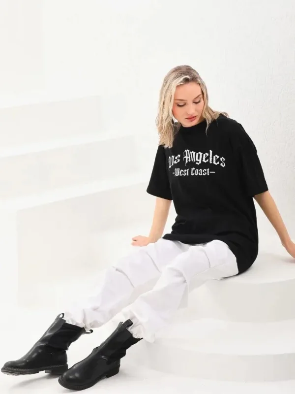 Damski oversize T-shirt czarny, dekolt w serek, nadruk 4