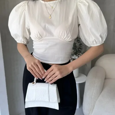 Bela poplin bluza sa lubeničastim rukavima i dekolteom na leđima 2