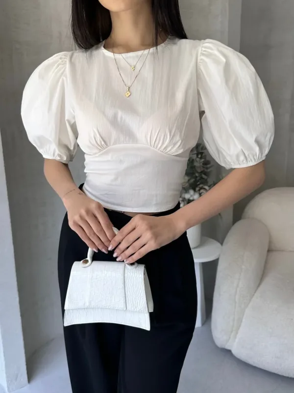 Bela poplin bluza sa lubeničastim rukavima i dekolteom na leđima 2