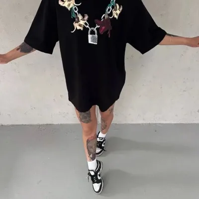 Damski czarny oversize T-shirt z nadrukiem, dekolt w serek 2
