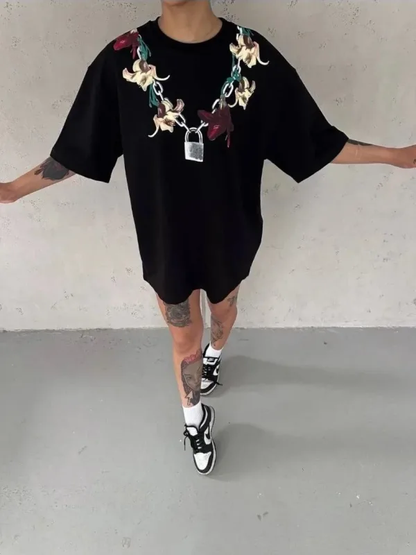 Damski czarny oversize T-shirt z nadrukiem, dekolt w serek 2
