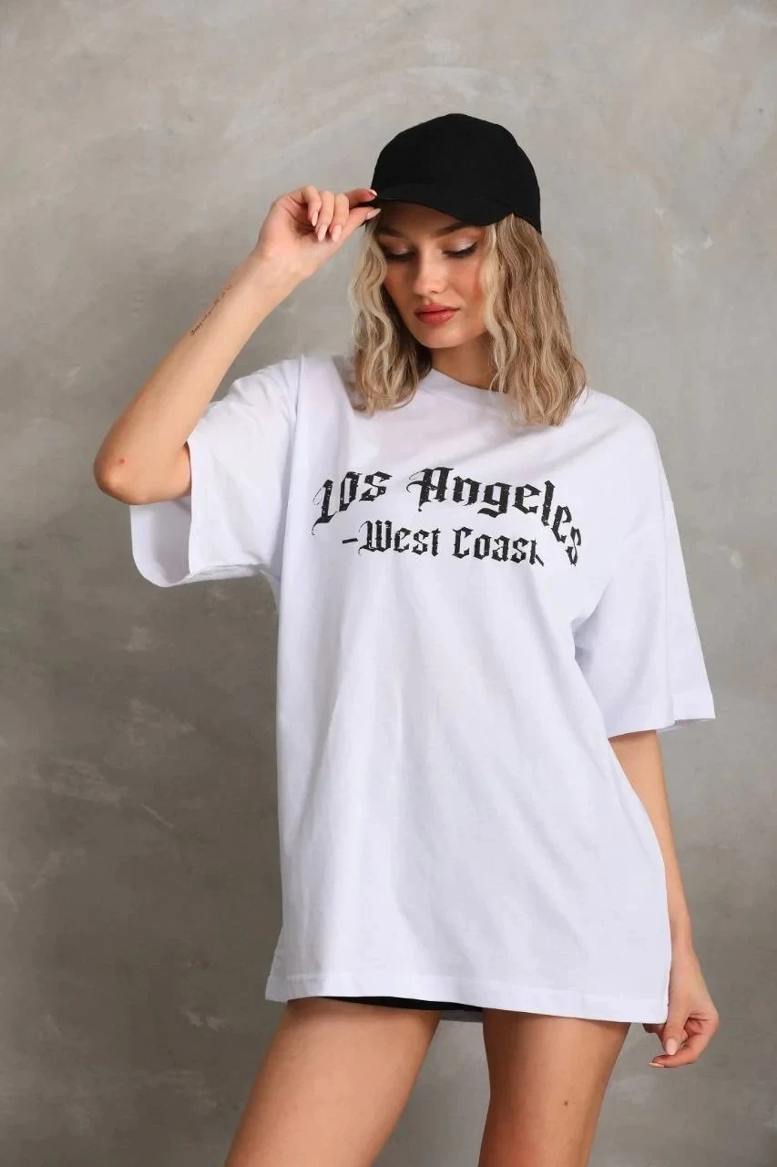 Damski oversize T-shirt biały, dekolt w serek, nadruk