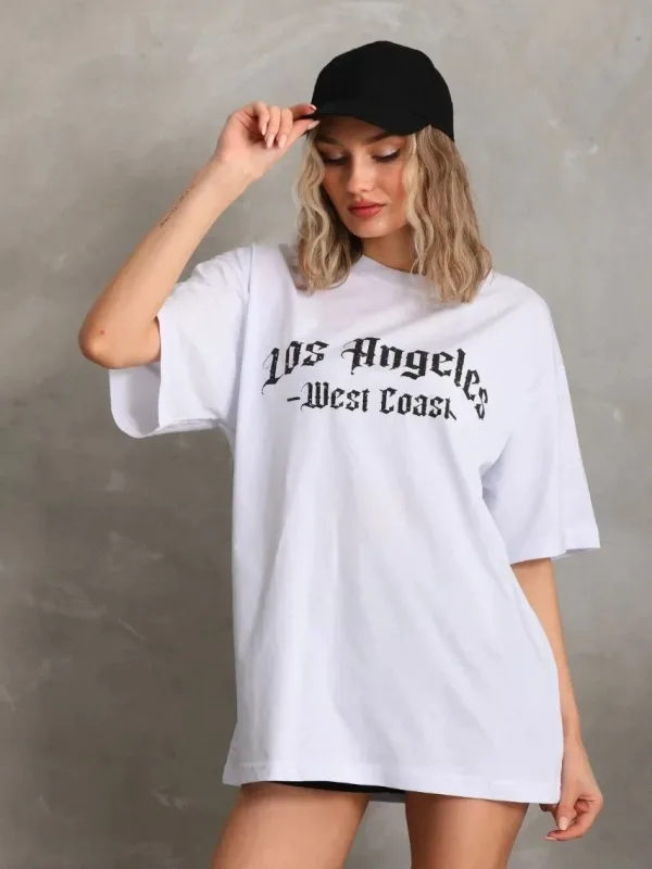 Damski oversize T-shirt biały, dekolt w serek, nadruk 1