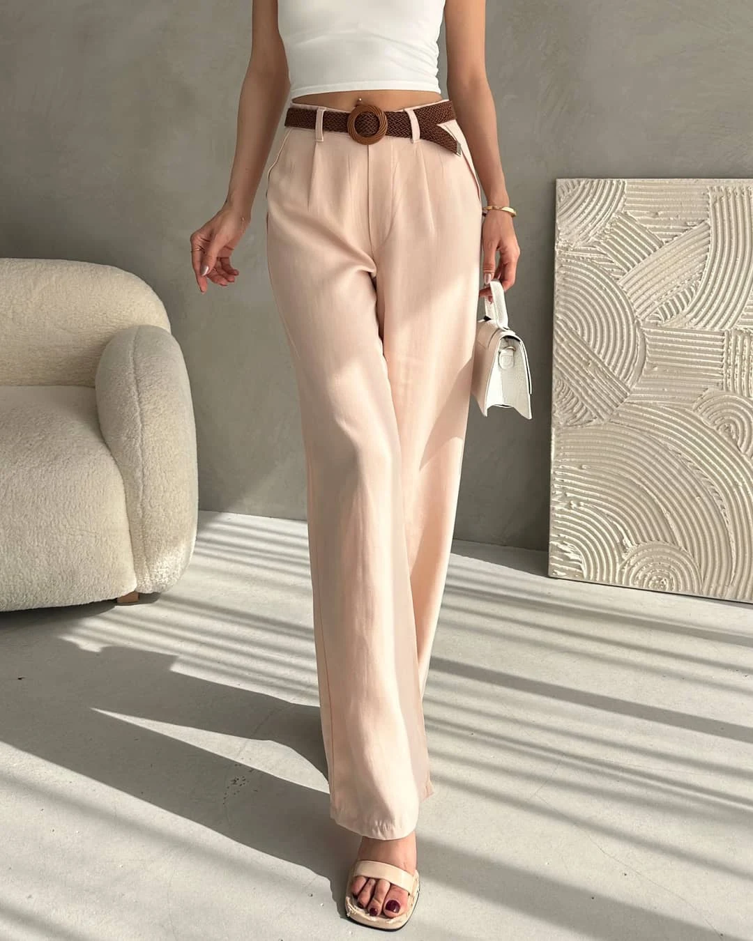 Lanene pantalone sa kaišem na struku, svetlo bež
