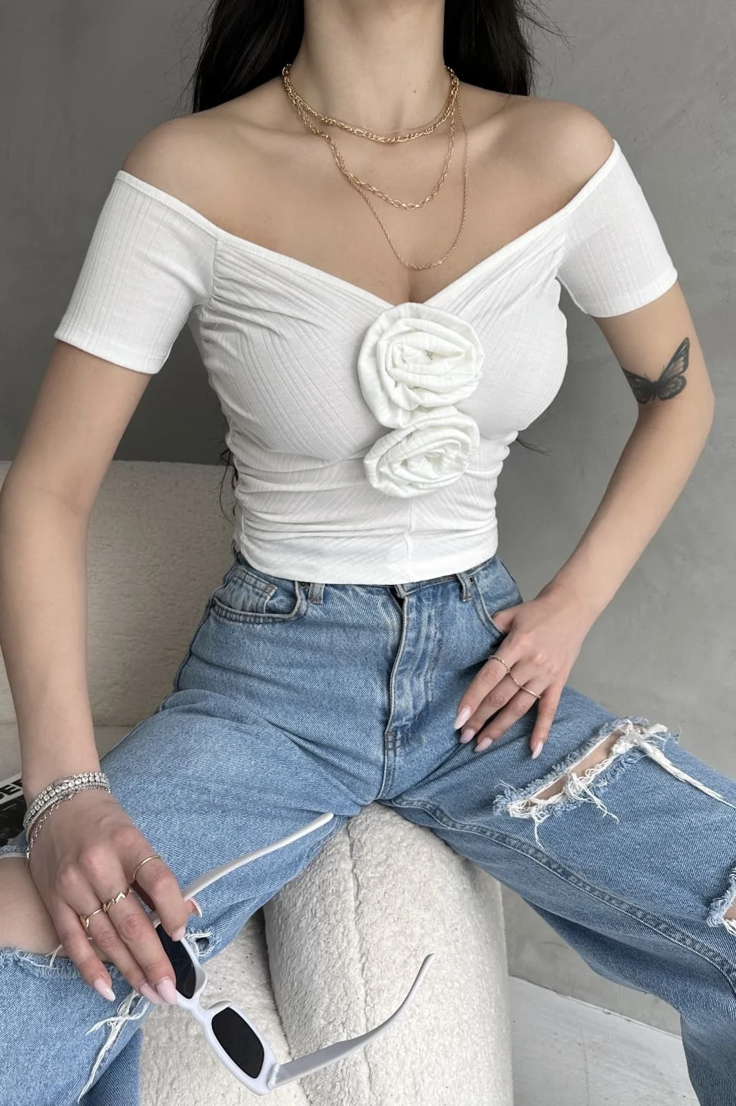 Bílý crop top s výstřihem do lodičky a růžovým detailem