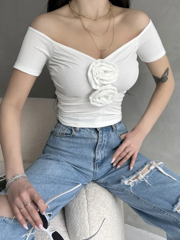 Brod izrez ruža detalj crop bluza bijela