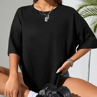 Женска црна oversize маица со бициклистички деколте и отпечаток на мече 2
