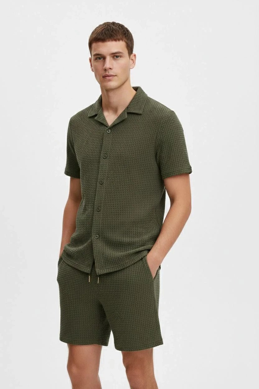 Męski khaki zestaw z koszulą z krótkim rękawem i szortami z tkaniny gofrowanej, regular fit