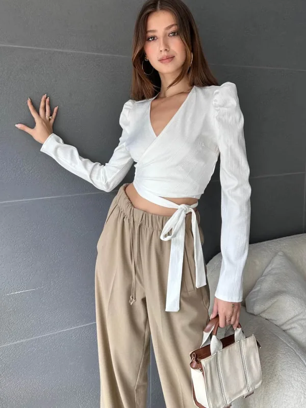Bijeli crop top s preklopnim ovratnikom i remenom