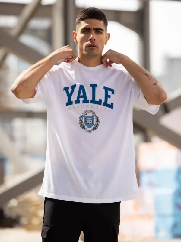 Męska biała koszulka letnia z kołnierzykiem rowerowym, z nadrukiem 1