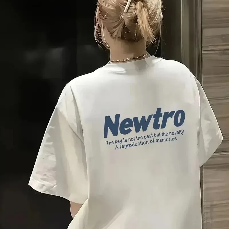 Tîşorta Jinan a Spî Oversize Newtro Çapkirî Bi Stûyê Bisîkletê
