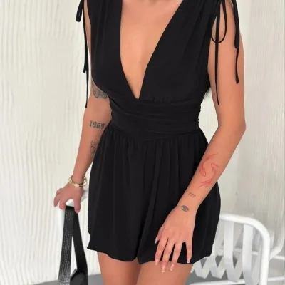 Femeie Rochie Neagră cu Decolteu Adânc în V, Drapată, Tip Fustă, cu Șort, Mini 1