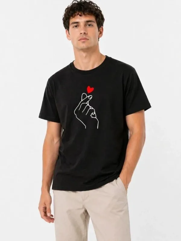 Muški crni oversize korejski stil prst srce print majica 1