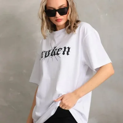 Damski oversize T-shirt biały, dekolt w serek, nadruk 7