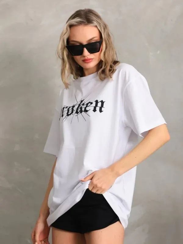 Damski oversize T-shirt biały, dekolt w serek, nadruk 7
