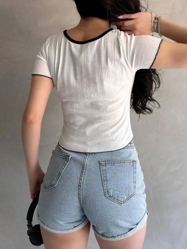Bílý crop top s výstřihem do V a lemováním 2