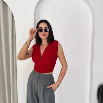 Ženska crvena V izrez sa jastučićima bez rukava drapirani likra crop bluza 4