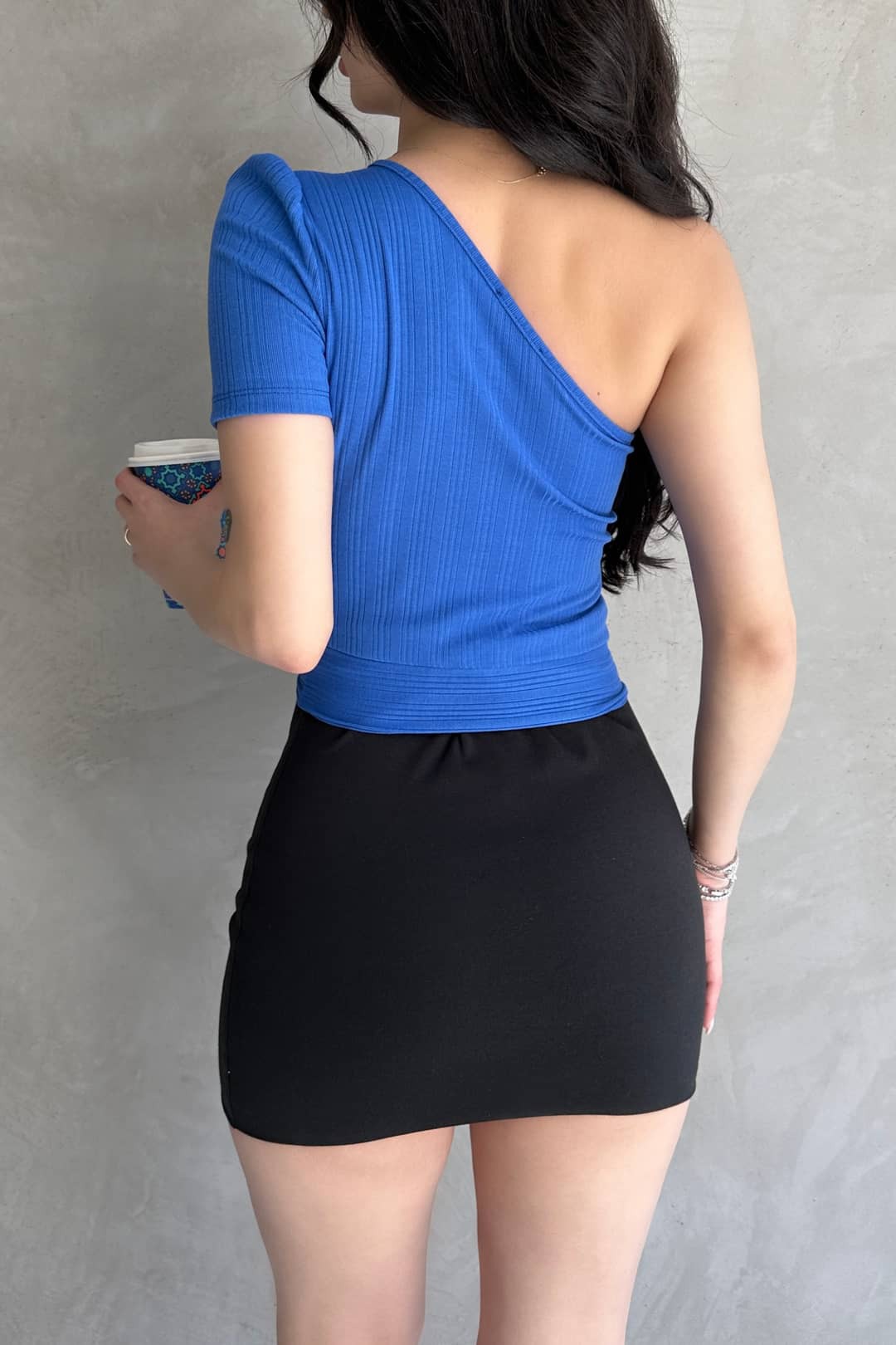 Crop top w kolorze saks z jednym ramieniem i łańcuszkiem 2