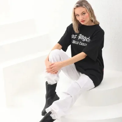 Damski oversize T-shirt czarny, dekolt w serek, nadruk 5