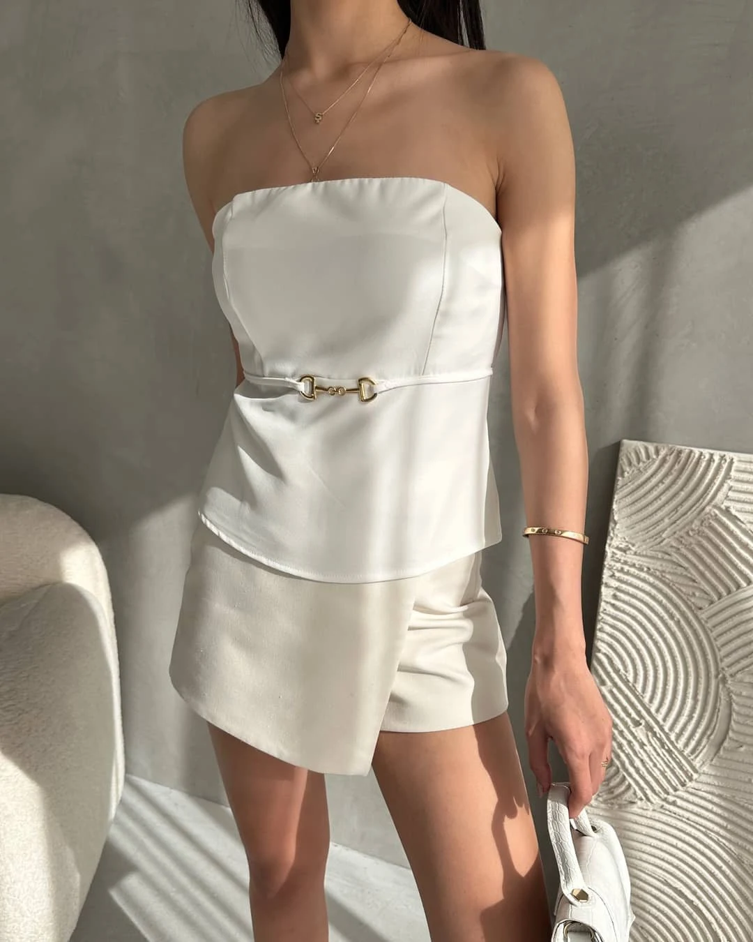 Bluzë Crepe Strapless me Detaje Kapëse në Bel të Bardhë